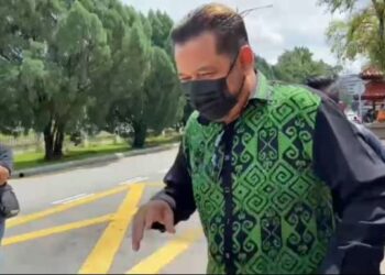 MOHAMAD Halmi Waramejini melangkah keluar dari Mahkamah Majistret Johor Bahru selepas berdepan pertuduhan mempamerkan gelaran Darjah Seri Paduka Mahkota Perak tanpa kebenaran di Johor.