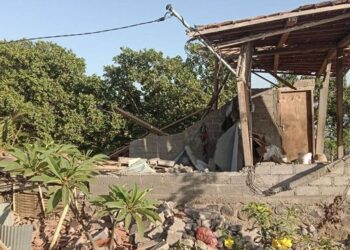 SEBUAH rumah runtuh ekoran gempa bumi di Bali. - AGENSI