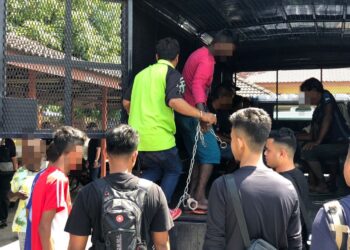 SEBAHAGIAN penagih yang ditahan dalam Op Tapis Khas di daerah Kuala Muda, Sungai Petani, kelmarin.