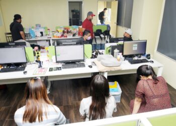 WANITA yang ditahan dalam operasi itu dekat sebuah pusat beli belah yang sebahagiannya dijadikan sebagai tempat operasi judi dalam talian di Klang, Selangor.
