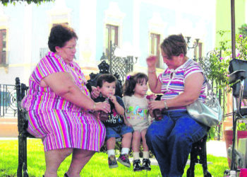 KANAK-KANAK yang mempunyai ibu bapa yang gemuk berdepan risiko empat hingga lima kali ganda untuk membesar menjadi dewasan yang obes. - GAMBAR HIASAN