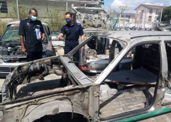 AHMAD Ridhwan Mohd. Nor@Salleh (kanan) menunjukkan  rangka kenderaan yang dirampas polis di IPD Kuala Langat, Banting, Selangor, hari in. - UTUSAN/MOHAMAD NAUFAL MOHAMAD IDRIS