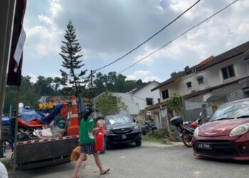 PENDUDUK Taman Bukit Permai 2 mengemas dan mengambil barangan peribadi selepas pihak berkuasa mengarahkan mengosongkan kediaman mereka.
