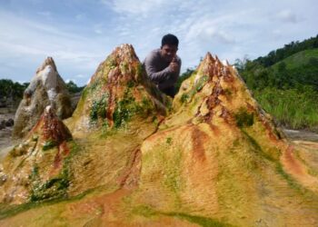 Dr. MOHD. Hariri  Arifin bergambar di tapak air panas Apas Kiri, Tawau, Sabah yang pernah digerudi sehingga kedalaman sehingga satu kilometer bagi tujuan janakuasa geoterma.