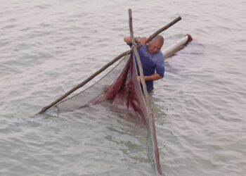 AKTIVITI menyungkur udang geragau semakin sukar berikutan habitat marin tersebut didakwa semakin berkurangan di persisiran perairan  Melaka.- UTUSAN/RASUL AZLI SAMAD