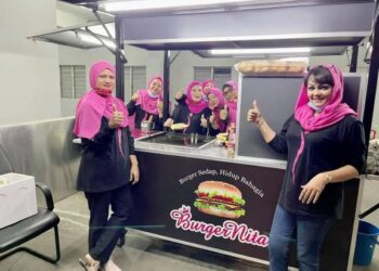 Normaziah Sheikh Mohamed (kanan) bersama ahli-ahli di hadapan gerai Burgernita yang bertemakan kumpulan Kpop, Blackpink.