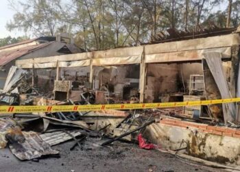 KEADAAN gerai makan di medan selera Pantai Bagan Lalang, Sepang yang terbakar dalam kejadian awal pagi tadi.