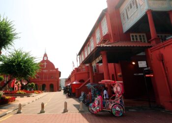 GOLONGAN yang kurang ilmu agama dinasihatkan agar tidak berkunjung ke rumah ibadat agama lain kerana dikhuatiri terpesong akidah.