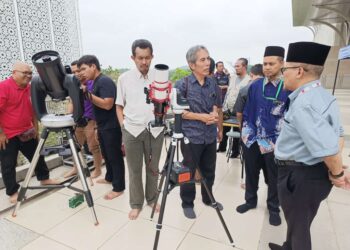 PASUKAN falak Pejabat Mufti Wilayah Persekutuan mengadakan cerapan gerhana matahari di Masjid Tuanku Mizan Zainal Abidin Putrajaya.