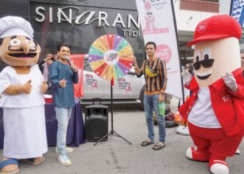 SELEBRITI, Izzue Islam bersama maskot Mamak Cyber dan T.P. The Thum di Bazar Ramadan Taman Tun Dr. Ismail, Petaling Jaya, baru-baru ini. –  FOTO/SHIDDIEQIIN ZON