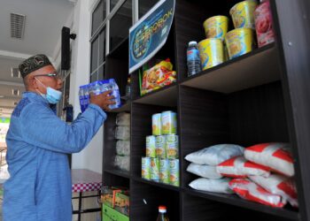 Pengerusi Masjid Taman Rinting Mohd Fadzil Abd Jabar menyusun makanan keperluan asas yang disumbangkan oleh pihak masjid dan orang ramai di Gerobok Rezeki Masjid Taman Rinting, Masai. Ketika negara dilanda musibah rakyat saling bahu-membantu bagi meringankan beban mereka yang terkesan akibat pandemik Covid-19. - UTUSAN/RAJA JAAFAR ALI