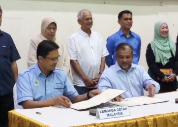 ZURAIDA Kamaruddin (belakang, dua dari kiri) menyaksikan Memorandum Persefahaman (MoU) antara Lembaga Getah Malaysia dan Perbadanan Kemajuan Getah Malaysia ketika Program Jelajah Agrikomoditi Keluarga Malaysia Bersama Pekebun Kecil Getah 2022 Wilayah Utara di Dewan Al-Hana, Sik hari ini.