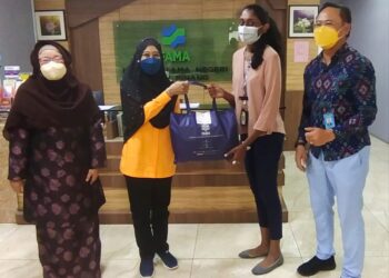 MOHD. AZRAEI Ramli (kanan) dan Norlela Ariffin (kiri) selepas mengadakan pertemuan di pejabat FAMA Pulau Pinang di Butterworth, hari ini.