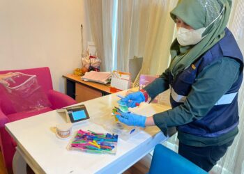 PENGUATKUASA Kementerian Kesihatan merampas kesemua barangan dalam sebuah klinik gigi haram yang beroperasi di Pandan Malim, Melaka.