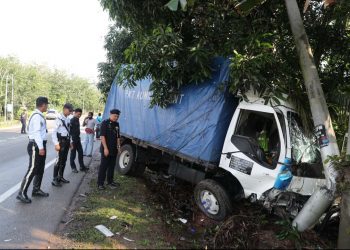POLIS memeriksa lori yang terlibat dalam kemalangan meragut nyawa seorang kanak-kanak perempuan di Jalan Panchor M17 berhampiran Jalan Maju, Kampung Panchor, Durian Tunggal, Melaka, hari ini. - UTUSAN/ RASUL AZLI SAMAD