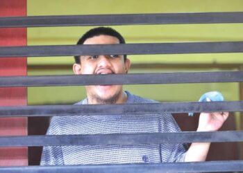 RUTIN harian Wan Hasbullah Wan Sulaiman, 30, mundar mandir di ruang tamu rumah sambil gigit pin boling mainan di tangannya dan kadang-kadang dia menggigit gril pintu depan rumah di Taman Sepekan Jaya di Pekan, Pahang.  - UTUSAN/SHAIKH AHMAD RAZIF