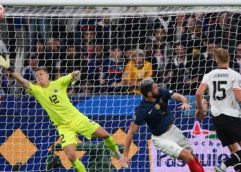 OLIVIER  Giroud (tengah) meledak gol kedua Perancis ketika menentang Austria dalam saingan Liga Negara-Negara di Paris, hari ini. - AFP
