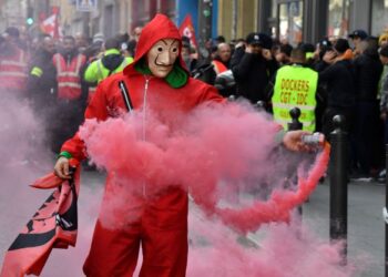 PESERTA protes memakai kostum seperti drama bersiri Money Heist semasa demonstrasi di Marseille, Perancis.-AFP