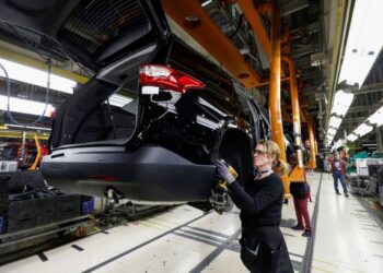 Pekerja di kilang GM Michigan, Amerika Syarikat, menjalankan kerja-kerja pemasangan kenderaan ketika syarikat terbabit dilaporkan mahu mengembangkan pengeluaran kenderaan elektrik. – AFP