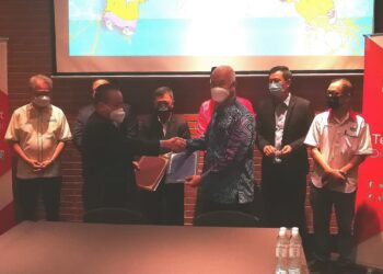 SENG Kok (kanan) berjabat tangan dan bertukar dokumen perjanjian kerjasama dengan Kei Yue dalam majlis menandatangani perjanjian antara DIDR dengan GM Klang di Klang, Selangor, semalam.- UTUSAN / ABDUL RAZAK IDRIS