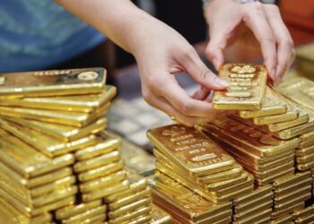 NILAI dolar Amerika Syarikat yang tidak menentu telah melonjakkan harga emas di pasaran global, berikutan kedudukan logam itu sebagai lindung nilai bagi inflasi. - AGENSI