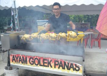 MOHD. Aliff Ahmad Rohaimi menunjukkan ayam golek yang dijual di gerainya yang terletak berhadapan dengan Hospital Jelebu.-UTUSAN/ZAKKINA WATI AHMAD TARMIZI