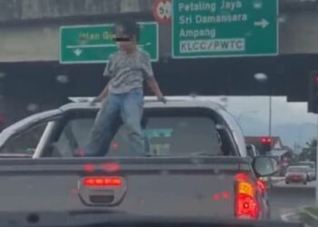 TANGKAP layar video memaparkan seorang kanak-kanak duduk di atas bumbung kereta dipercayai di jalan Sungai Buloh, Selangor. 