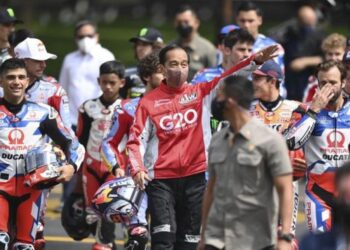 JOKOWI bersama pelumba MotoGP di litar Mandalika.-SIGID KURNIAWAN