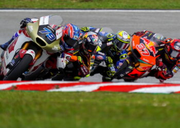 KUALA LUMPUR 21 Oktober 2022 - Sesi latihan bebas pertama Moto2 pada MotoGP 2022, di Litar Antarabangsa Sepang, di sini hari ini. UTUSAN/SHIDDIEQIIN ZON