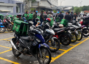 Ketiadaan kerja mengikut kelulusan yang ada menyebabkan sebahagian graduan terpaksa memilih menjadi penghantar makanan.