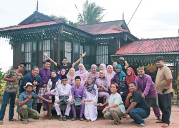 Seramai 13 orang bakat baharu KGTStar dan kru serta penerbit menyiapkan drama pendek untuk ditayangkan sempena sambutan Aidilfitri di lokasi pengambaran di Kota Kuala Muda, Kedah baru-baru ini.-UTUSAN/NORLIA RAMLI