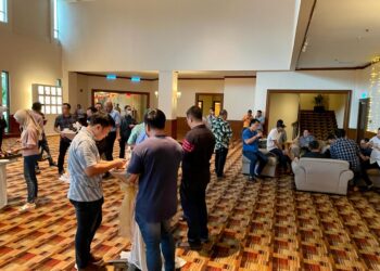 PENYOKONG parti Warisan dan petugas media yang menanti pengumuman khas Warisan di Kota Kinabalu, Sabah, hari ini.