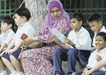 GURU boleh meletakkan diri mereka sebagai sahabat kepada murid terutama sewaktu mereka di sekolah.