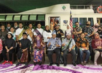 ZAHARAH Selamat (duduk, lima dari  kiri) bersama pengamal media sebelum menaiki kapal pesiaran cruise dalam program media Lepaq@Cruise di Cruise Tasik Putrajaya, baru-baru ini.
