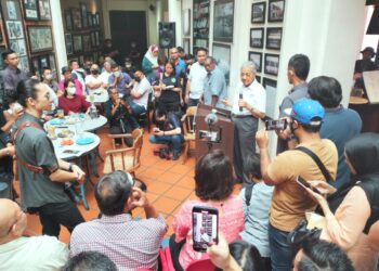 DR. Mahathir Mohamad (kanan) pada sesi dialog bersama masyarakat Cina di sebuah kafe di Pekan Cina, Alor Setar. -UTUSAN/MOHD RAFIE AZIMI