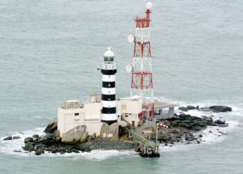 BATU Puteh terletak hanya 7.7 batu nautika atau 14 kilometer (km) dari pantai Tanjung Penyusuh, Johor berbanding 25.5 batu nautika (44 km) dari Singapura.