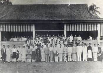 SEJARAH silam menceritakan, semakin banyak usaha dan perancangan untuk menyatupadukan umat Islam, semakin kuat musuh-musuh Islam merancang memecah-belahkan kesatuan. – UTUSAN