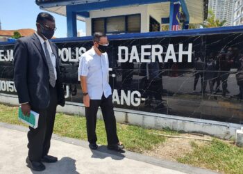 LIM Guan Eng dan Rayer ketika hadir ke ibu pejabat polis Timur Laut, Georgetown, Pulau Pinang hari ini bagi memberi keterangan berhubung kes perarakan Ahli Parlimen pembangkang di Dataran Merdeka pada 2 Ogos lalu.