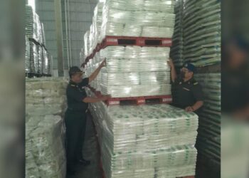 PEGAWAI Penguat kuasa KPDNHEP Negeri Sembilan menyerbu sebuah gudang syarikat pengeluar gula di Sendayan Tech Valley, Bandar Sri Sendayan di Seremban.