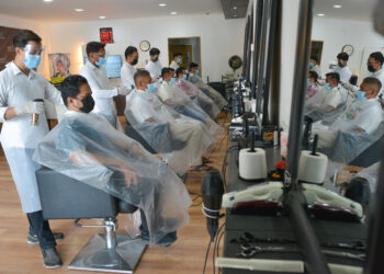 ANTARA 10 pelanggan terawal menikmati perkhidmatan gunting rambut secara percuma di cawangan Matt Barbershop , Bukit Tunggal, Kuala Nerus, Terengganu, hari ini. - UTUSAN/PUQTRA HAIRRY ROSLI