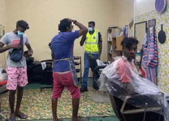 SEBUAH kedai gunting rambut dikenakan kompaun RM10,000 selepas dikesan beroperasi lebih dari masa yang ditetapkan dalam pelaksanaan SOP PKP 3.0 yang dikemaskini bermula malam tadi di Jalan Pasar Baru Bahau, Jempol malam semalam. - IHSAN POLIS