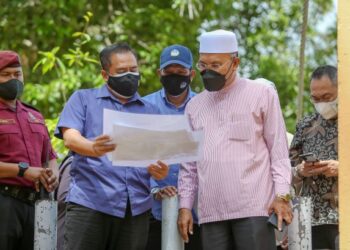 IDRIS Ahmad (membuat lawatan ke kawasan bencana banjir di Yan di Kedah, hari ini.
-UTUSAN/ SHAHIR NOORDIN