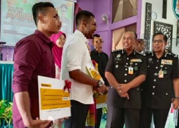 PENGARAH Pengurusan Banduan Jabatan Penjara, Komisioner Penjara, Ajidin Salleh (dua dari kanan) berbual dengan dua bekas pelajar SHG yang mendapat keputusan cemerlang dalam SPM 2021 pada Majlis Anugerah Kecemerlangan SPM SI dan SHG di Telok Mas, Melaka. - UTUSAN/MUHAMMAD SHAHIZAM TAZALI