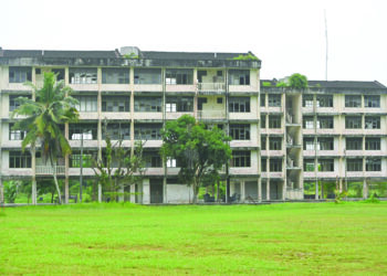 KEADAAN kuarters guru yang terbiar tidak berpenghuni di Kampung Kedai Buluh, Kuala Terengganu. – UTUSAN/PUQTRA HAIRRY ROSLI
