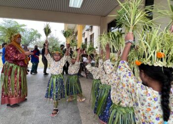 ROBIAH Rami melatih kanak-kanak Orang Asli Tabika Kemas Pos Hendrop untuk melakukan persembahan sewang di Gua Musang, Kelantan semalam. -UTUSAN/AIMUNI TUAN LAH