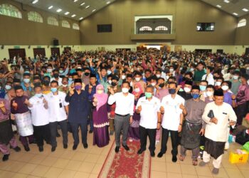 ONN Hafiz Ghazi bersama guru-guru dan para pelajar sempena Sambutan Hari Guru dan Aidilfitri di Maktab Sultan Abu Bakar, Johor Bahru di sini. UTUSAN/RAJA JAAFAR ALI