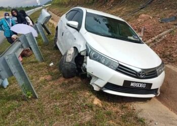 KEADAAN Toyota Corolla Altis yang mengorbankan seorang guru setelah terbabas melanggar penghadang besi sebelum masuk ke bahu kiri jalan dalam kemalangan  di Kilometer 55, Jalan Central Spine Road (CSR) Lipis ke Merapoh di Lipis, Pahang.