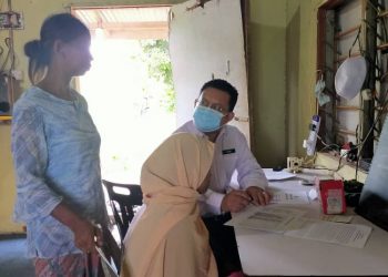 ABD. Ghani Jalil (memakai pelitup muka) mengajar seorang pelajar dalam kelas tambahan percuma yang diadakannya di Pokok Sena, Kedah.