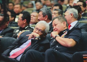 MENTERI Dalam Negeri, Datuk Seri Hamzah Zainudin (kiri) bersama-sama bekas Ketua Polis Negara, Tan Sri Abdul Hamid Bador ketika menghadiri Majlis Anugerah Perkhidmatan Cemerlang Kementerian Dalam Negeri (KDN) 2019 di Putrajaya pada 12 Mac 2020. Pada 30 April lalu, Abdul Hamid membuat kejutan mendakwa Suruhanjaya Pasukan Polis (SPP) dipengerusikan Hamzah dicemari unsur politik.
