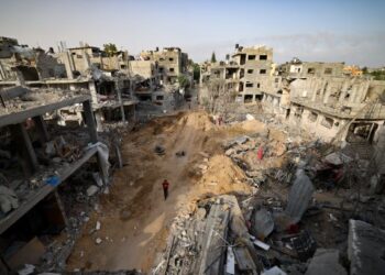 INFRASTRUKTUR yang musnah dalam serangan udara tentera Zionis di Semenanjung Gaza, Palestin. - AFP
